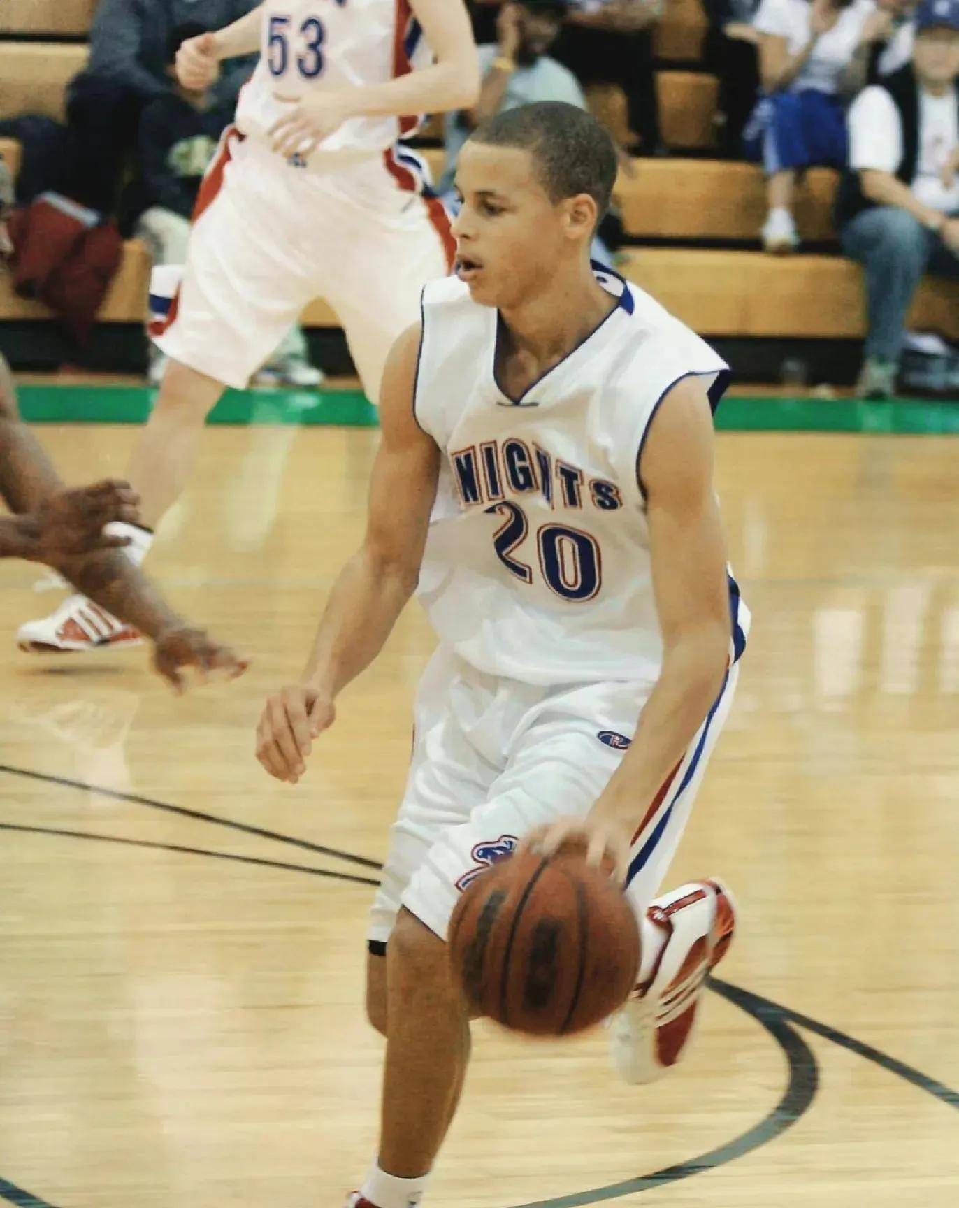 九游体育-库里生日特辑：那些年他的神仙三分的简单介绍