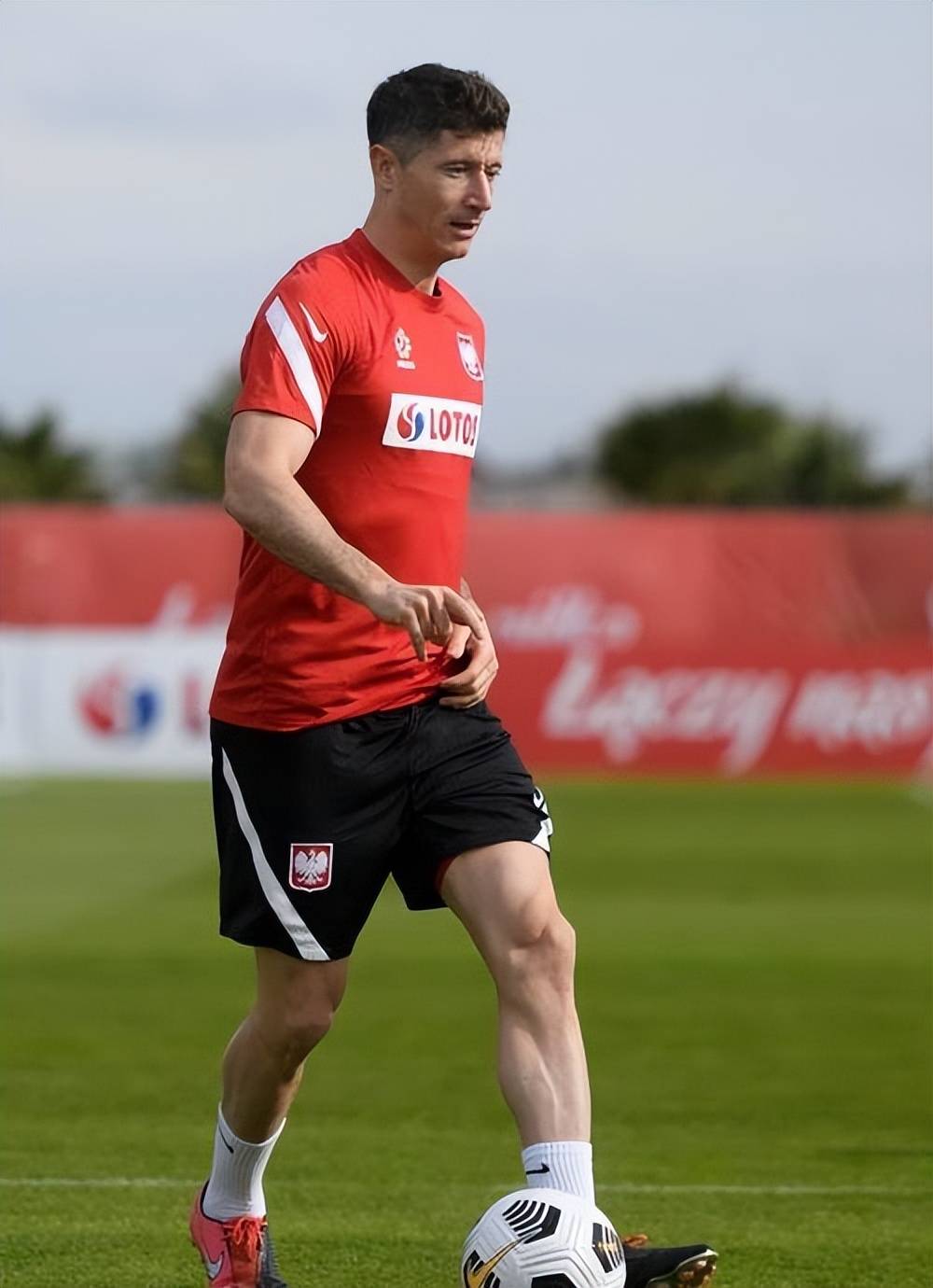 九游体育app-包含莱万状态下滑：巴萨是否买错了人？的词条