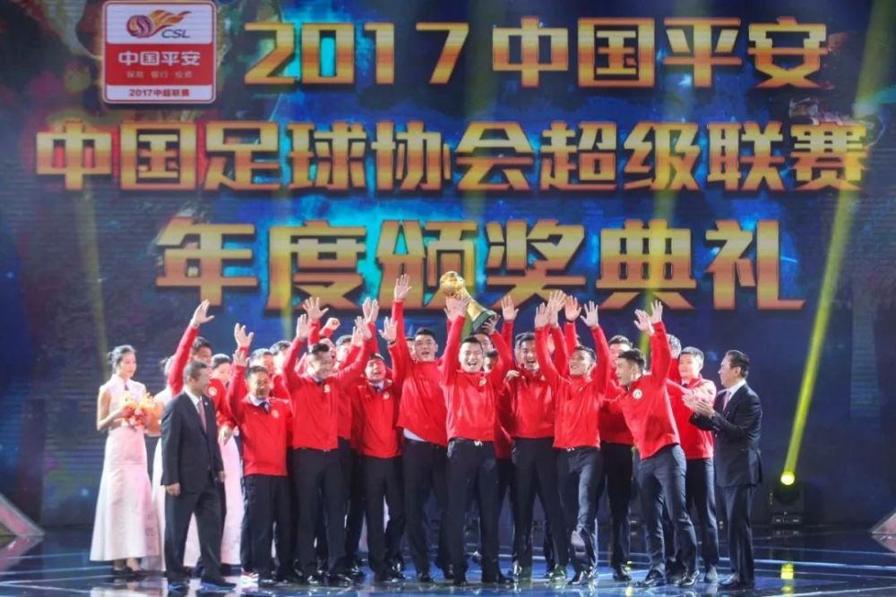 九游体育app-关于某中超球员求婚成功，球场浪漫一幕的信息