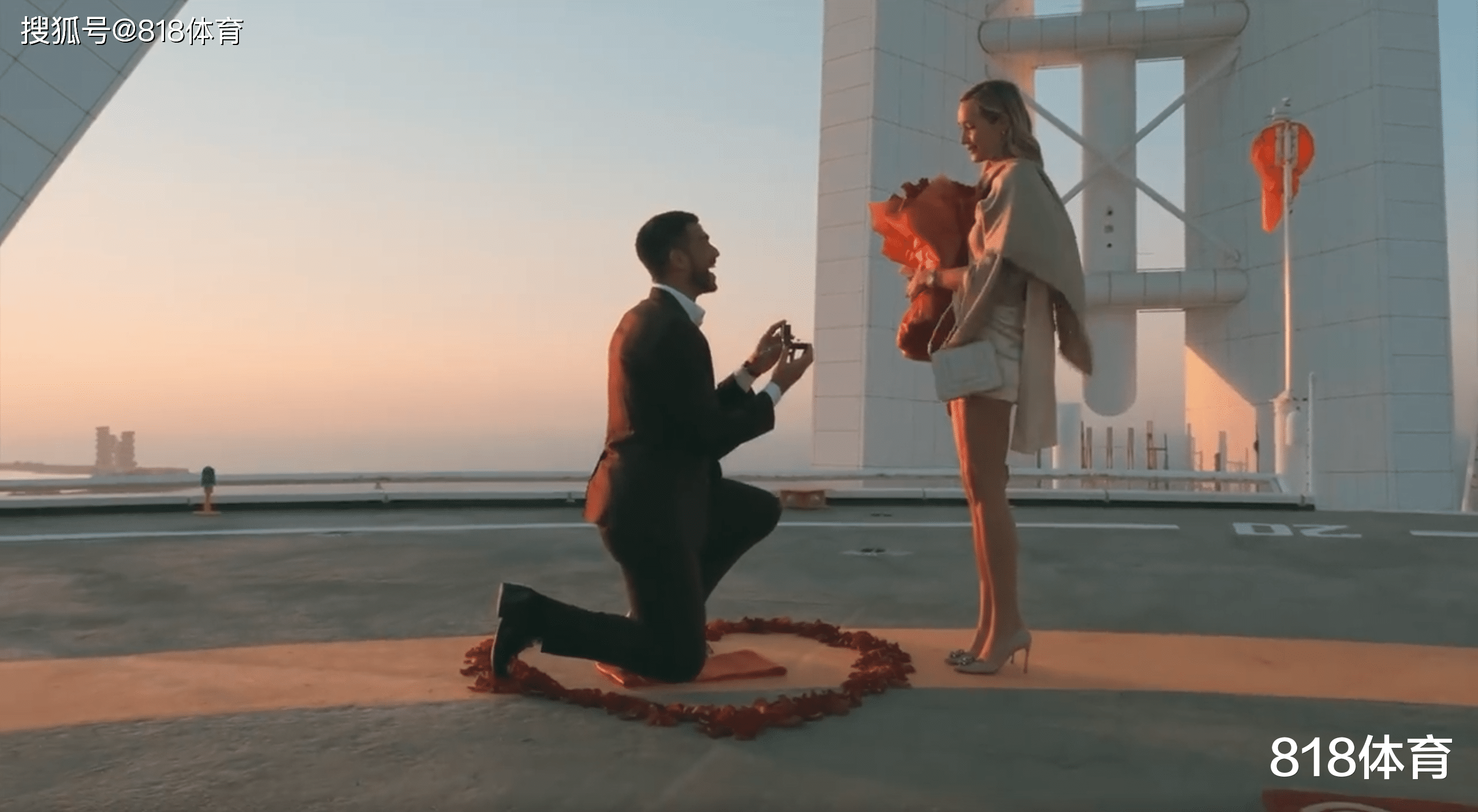 关于某中超球员求婚成功,球场浪漫一幕的信息 关于某中超球员求婚成功,球场浪漫一幕的信息