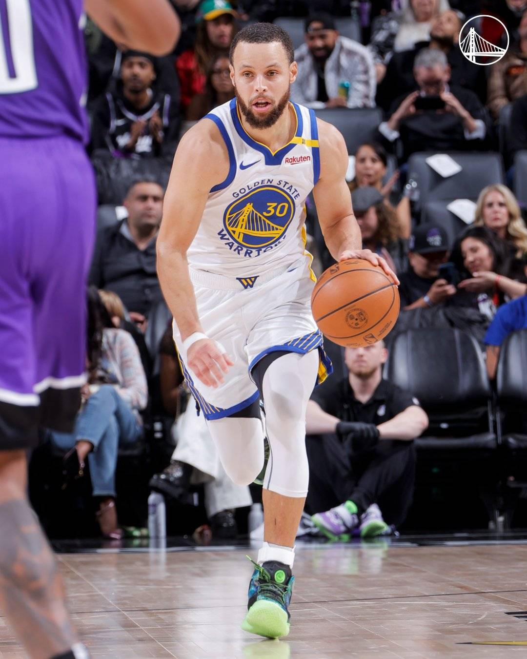 -关于库里单场13记三分破纪录，勇士狂胜国王的信息