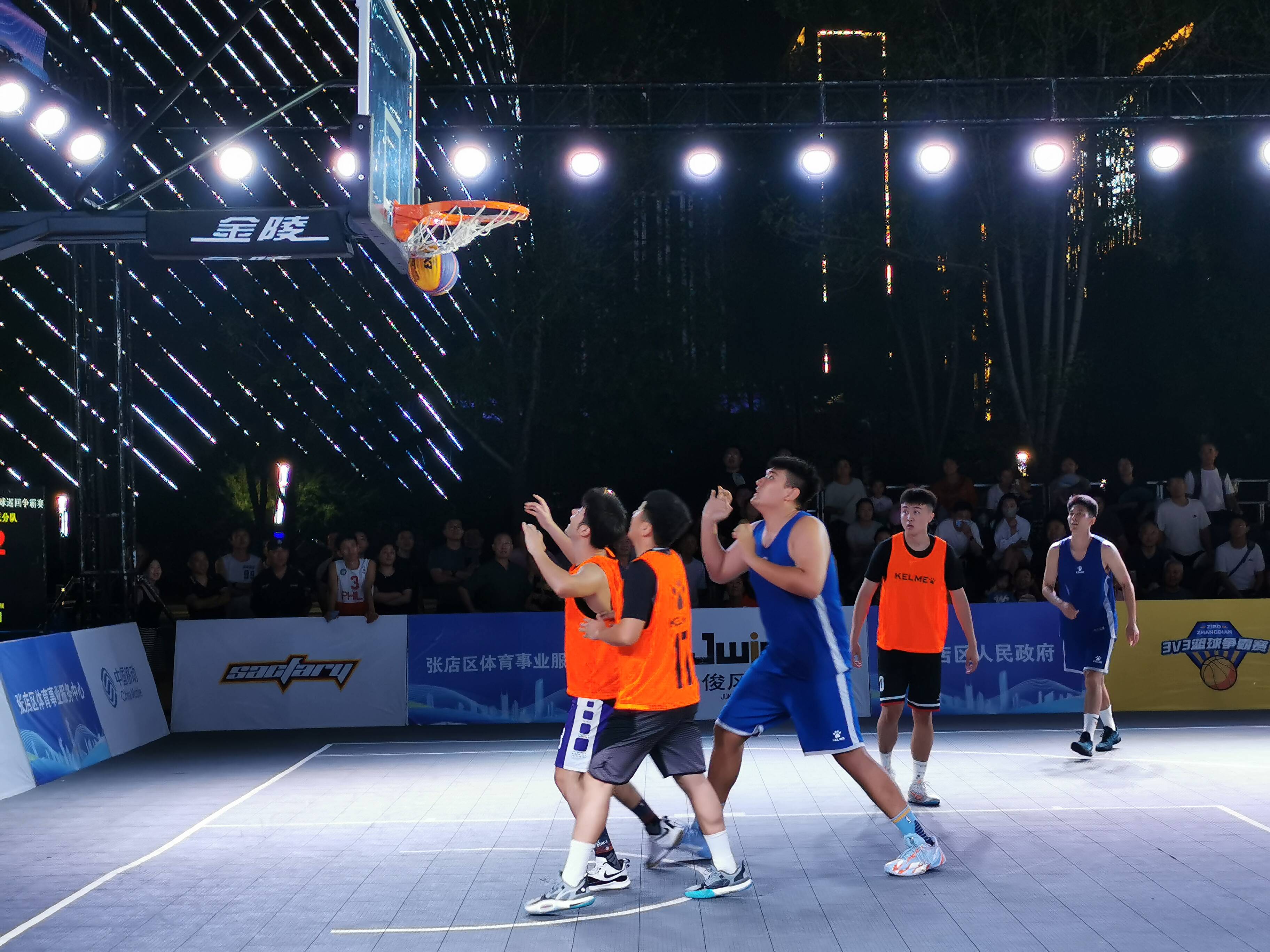 篮球主题酒吧走红，球迷观赛新去处的简单介绍