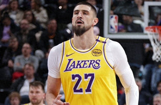 关于太阳签下自由市场中锋，弥补内线短板的信息